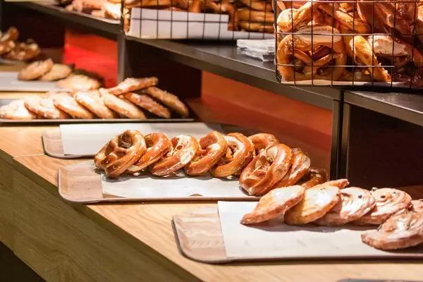 Brezeln und andere Backwaren auf Tabletten beim Bits & Pretzels Event in München