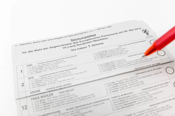 Briefwähler hält einen Stift über dem Stimmzettel für die Wahl der Abgeordneten des Europäischen Parlaments 2019