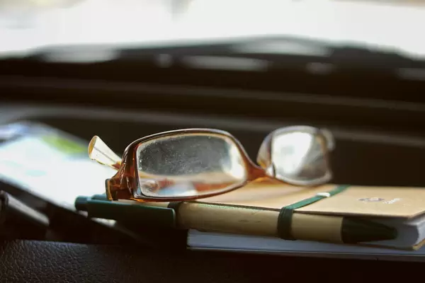 Brille und Notizbuch