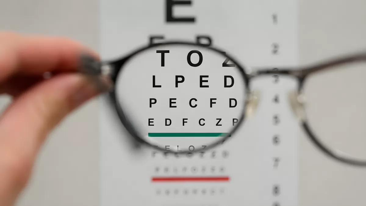Brille vor Sehtafel beim Augenarzt – Sehtest