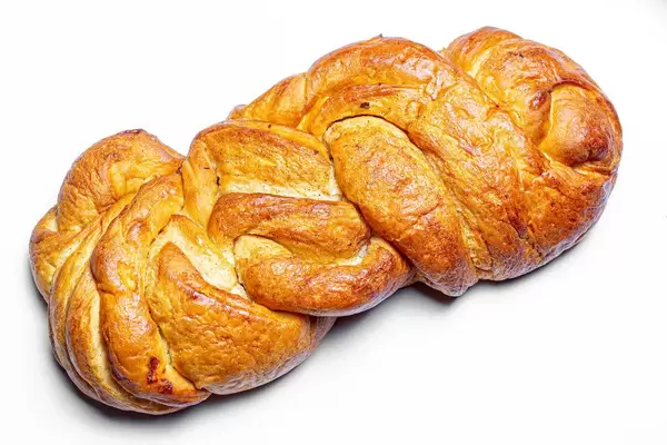 Brioche: Geflochtenes Brot vor weißem Hintergrund