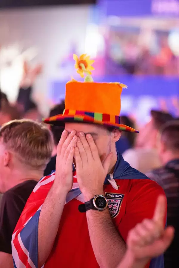 Britischer Fußballfan mit blank liegenden Nerven