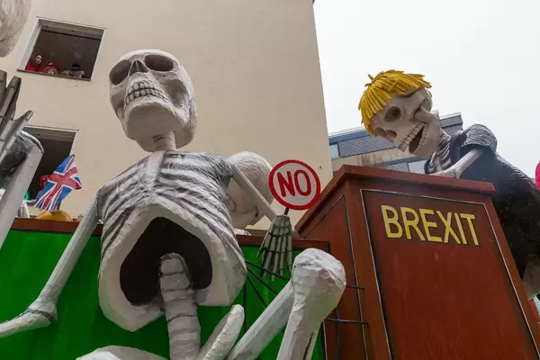 Britischer Premierminister Boris Johnson als Skelett im Unterhaus des Parlaments: Persiflagewagen zum Thema Brexit beim Rosenmontagsumzug in Köln 2020