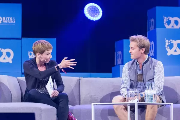 Britta Weddeling zeigt mit Hand auf Nico Rosberg