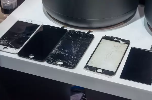 Broken iPhone displays at IFA Berlin 2018