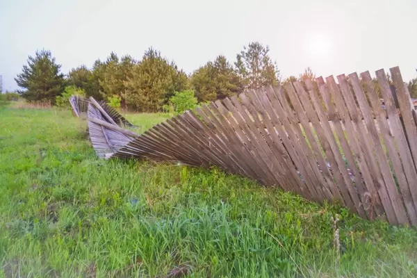 Broken wooden fence in rural setting / Unterbrochene Holzzaun