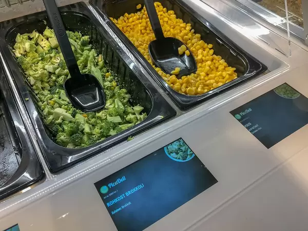 Brokkoli als Rohkost-Snack und aufgetauter Mais