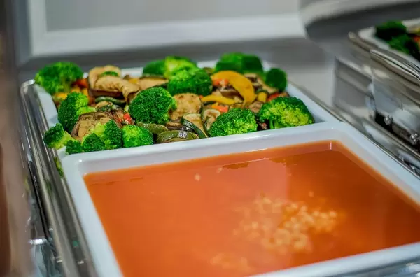 Brokkoli mit Tomaten und Bohnensuppe