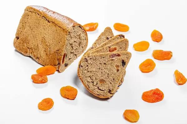 Brot mit getrockneten Aprikosen auf weißem Hintergrund