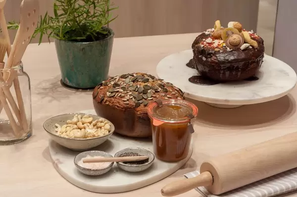Brot mit Kürbiskernen und Sonnenblumenkernen, Cashewnüssen, Marmelade und Schokoladenkuchen mit Trockenfrüchten