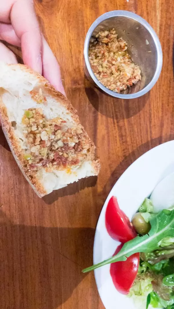 Brot mit Oliven-Pesto und Salat