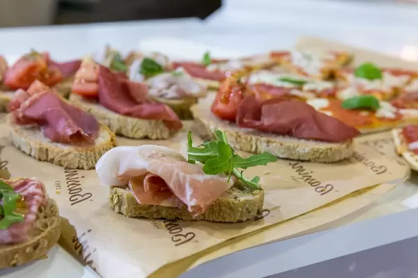 Brot mit Schicnken und Salat - italienische Antipasti