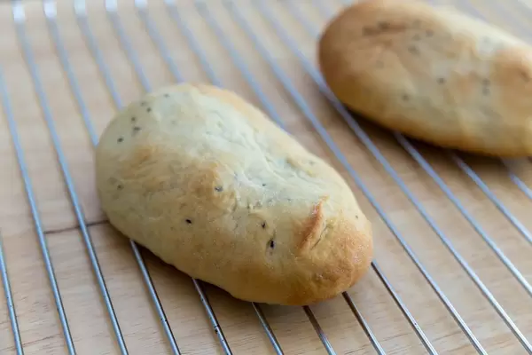 Brötchen auf dem Backofengitter