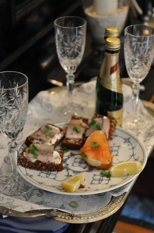 Brötchen mit geräuchertem Fisch und Schampus