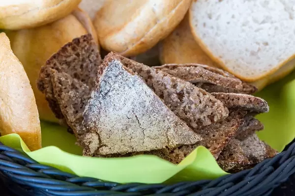 Brotkorb am Büfett enthält finnisches Roggenbrot aus Vollkorngetreide / Vollkornweizenmehl