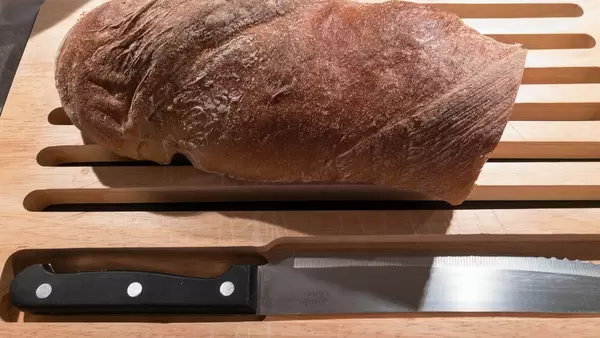 Brotlaib und Messer auf einem Schneidebrett