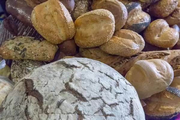 Brotlaib und viele unterschiedliche Brötchen