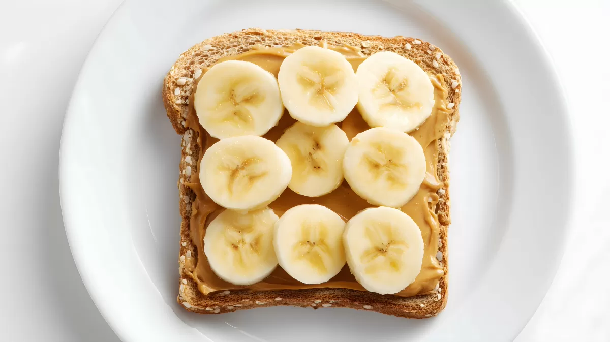 Brotscheibe mit Erdnussbutter und Bananenscheiben