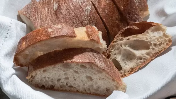 Brotschnitte auf einem weißen Tuch