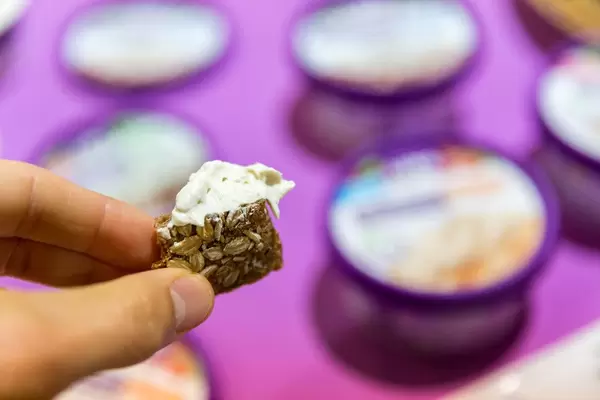 Brotstückchen mit der veganen Frühstücksaufstrich von Made with Luve