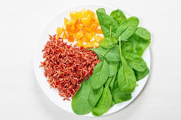 Brown rice with fresh spinach and bell pepper. Top view (Flip 2019)