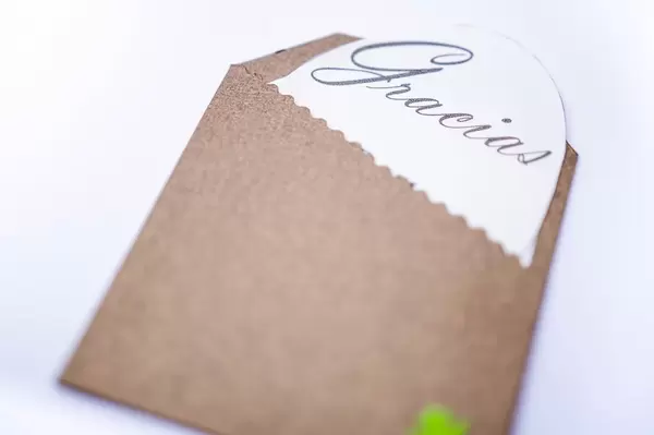 Brown thank you card: Gracias