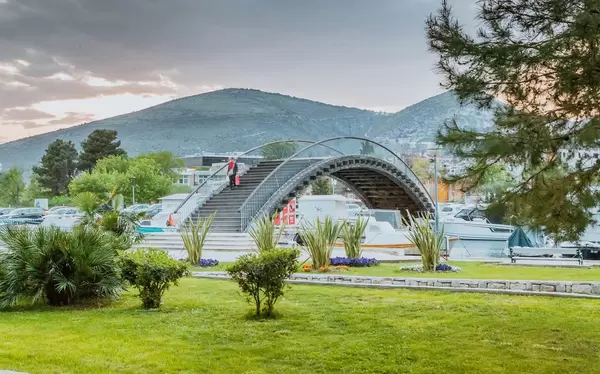 Brücke über dem Kanal in Trogir