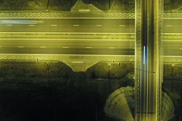 Brücke und Straßen in der Luftaufnahme