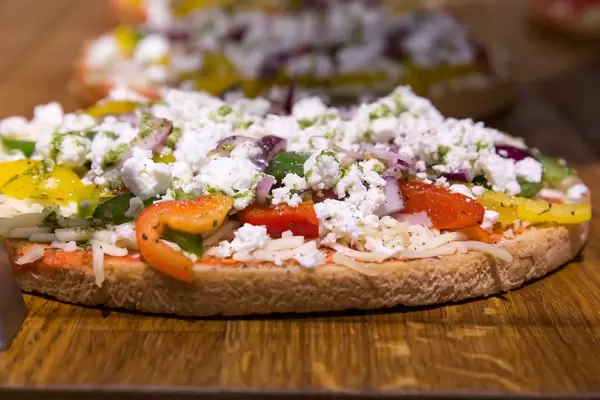 Bruschetta Aphrodite: Paprika, Schafskäse und rote Zweibeln