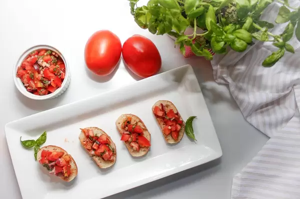 Bruschetta mit frischen Tomaten