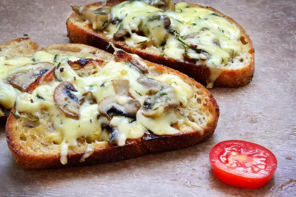 Bruschetta mit Käse und Pilzen