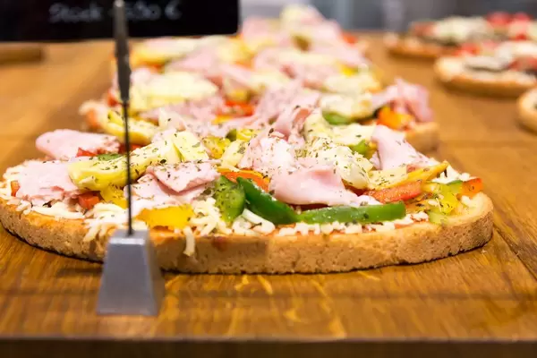 Bruschetta Sportiva: Paprika, Artischocken und Schinken