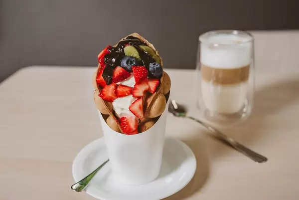 bubble waffle with berries close up (Flip 2019)