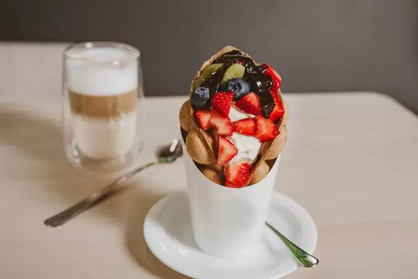 bubble waffle with berries close up