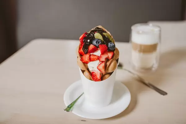 Bubble Waffle With with berries (Flip 2019)