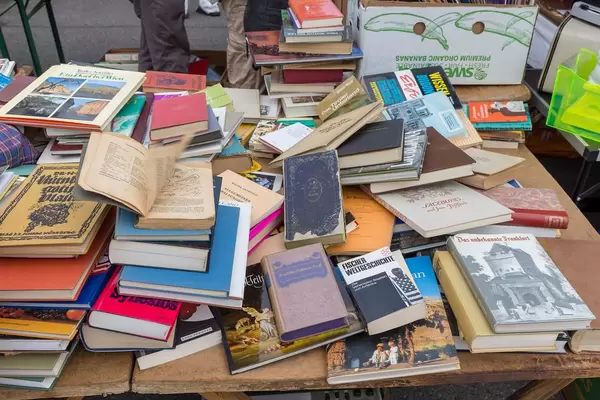 Bücher am Flohmarkt am Wiener Naschmarkt