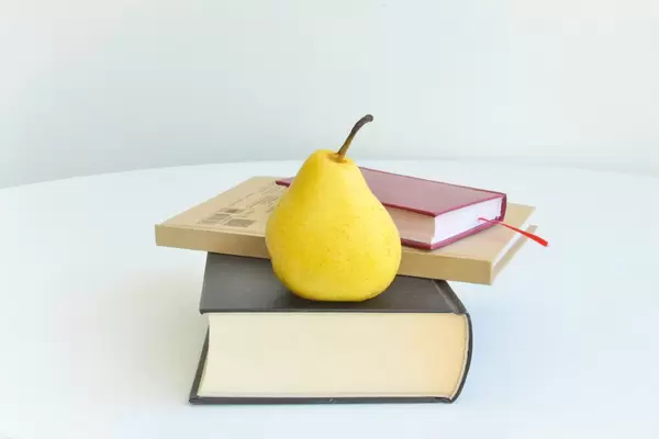 Bücher und Obst