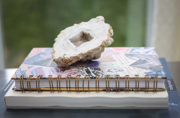 Bücher unter einem aufgeschnittenen Drusen / Geoden