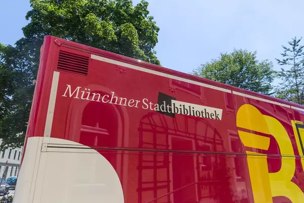 Bücherbus von dem Münchner Stadtbibliothek in München, Deutschland