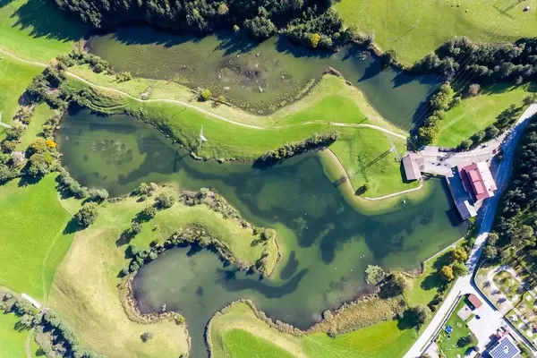 Buchsee und Krummsee bei Kramsach: Overhead Drohnenaufnahme von kleinen grünen Seen in Tirol