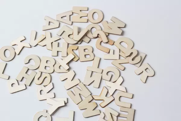 Buchstaben des Alphabets aus Holz