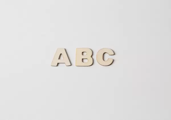 Buchstaben vor weißem Hintergrund: ABC