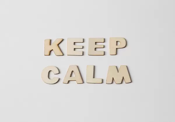 Buchstaben vor weißem Hintergrund: KEEP CALM