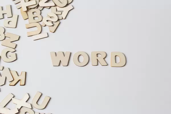 Buchstaben vor weißem Hintergrund: WORD