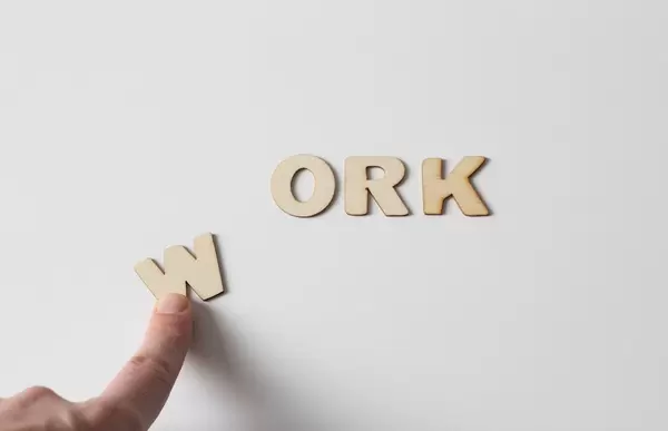 Buchstaben vor weißem Hintergrund: WORK (in progress)