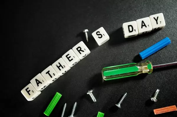 Buchstaben-Würfel erinnern, dass der Vatertag näher rückt