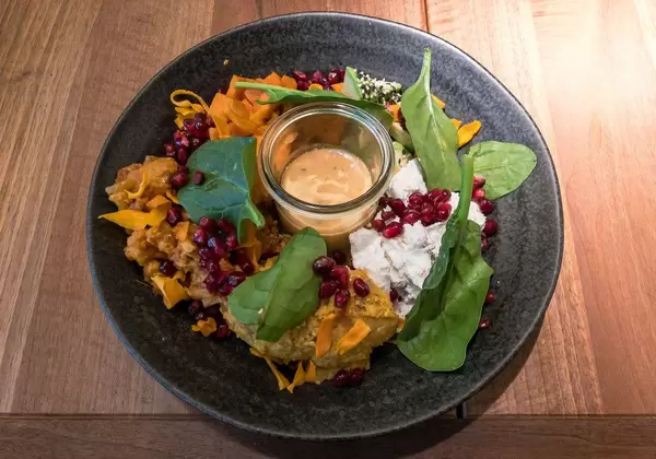 Buddha Bowl mit Linsen, Süßkartoffeln, Avocado und Granatäpfeln