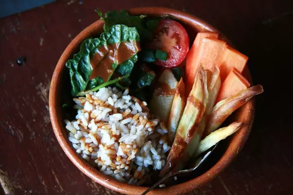 Buddha-Bowl mit Reis, Tomate, Mangold und Karotte
