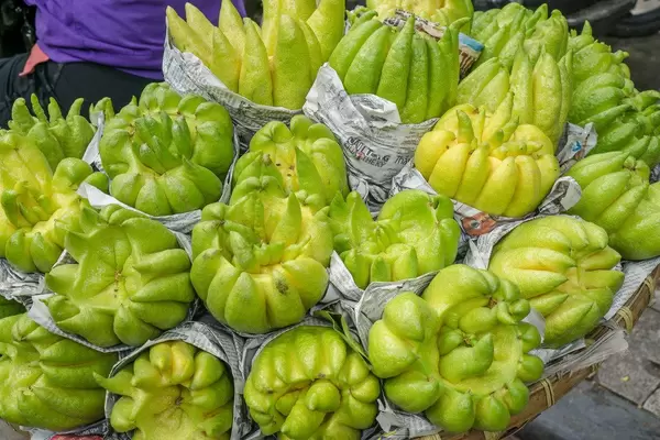 Buddhas Hand Früchte werden an einem Stand auf den Straßen Hanois verkauft