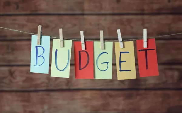 Budget Text farbig mit Klammern an Leine befestigt